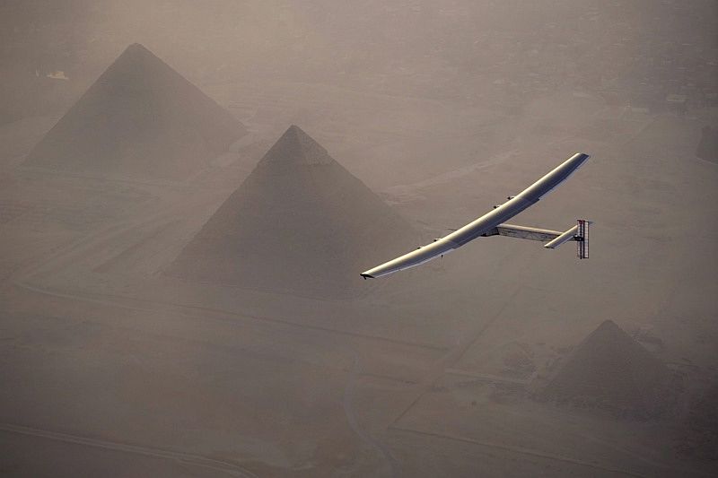 В околосветския си полет ”Слънчев импулс-2” кацна в Египет