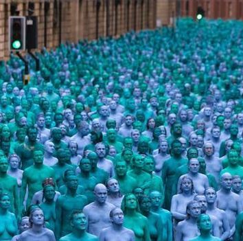 Хиляди голи и боядисани в синьо и зелено пред обектива