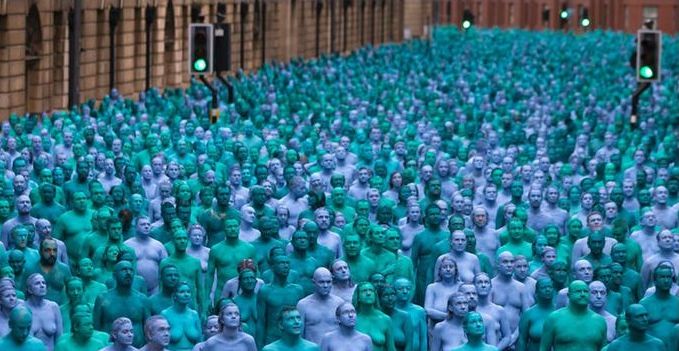 3200 души от различни краища на света позираха голи