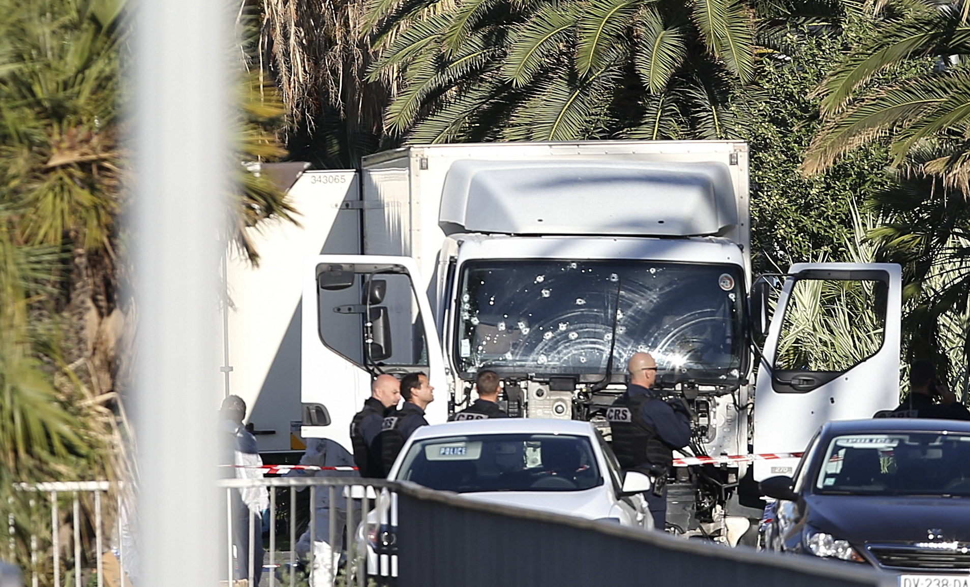 Камионът, който се вряза в тълпата празнуващи хора в Ница, Франция