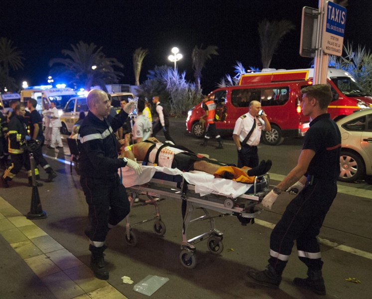 Терористичното нападение с камион в Ница. Евакуиране на ранени.