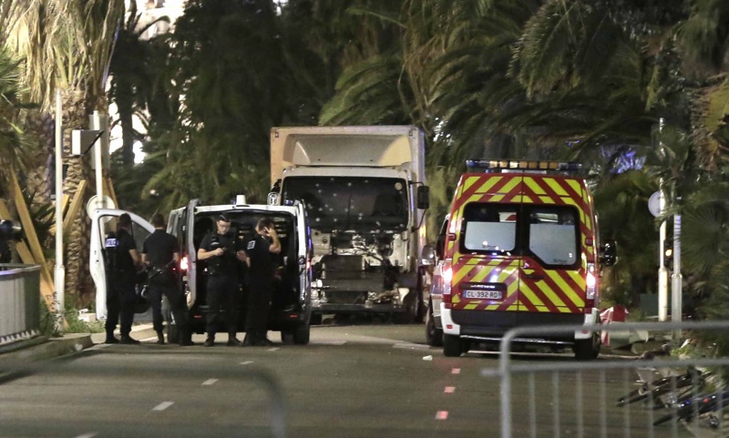 Френски полицаи охраняват камиона, използван за терористичното нападение в Ница
