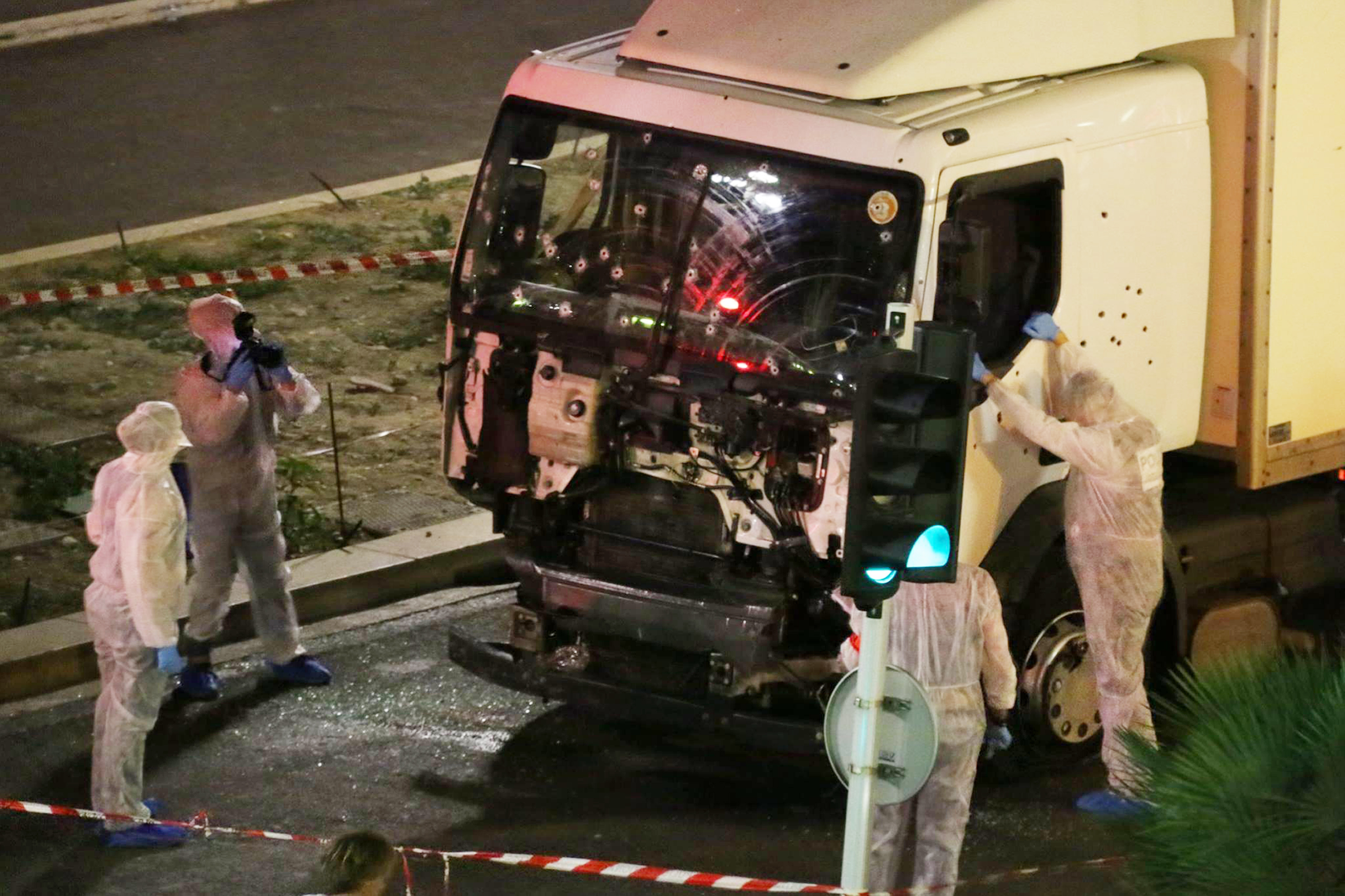Разследващи около камиона, който се вряза в тълпата празнуващи хора в Ница