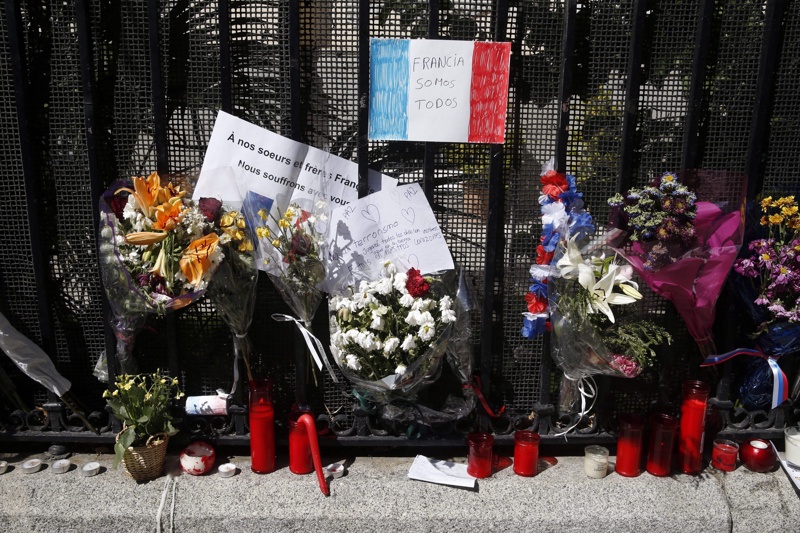 Цветя и запалени свещи пред френското посолство в Мадрид