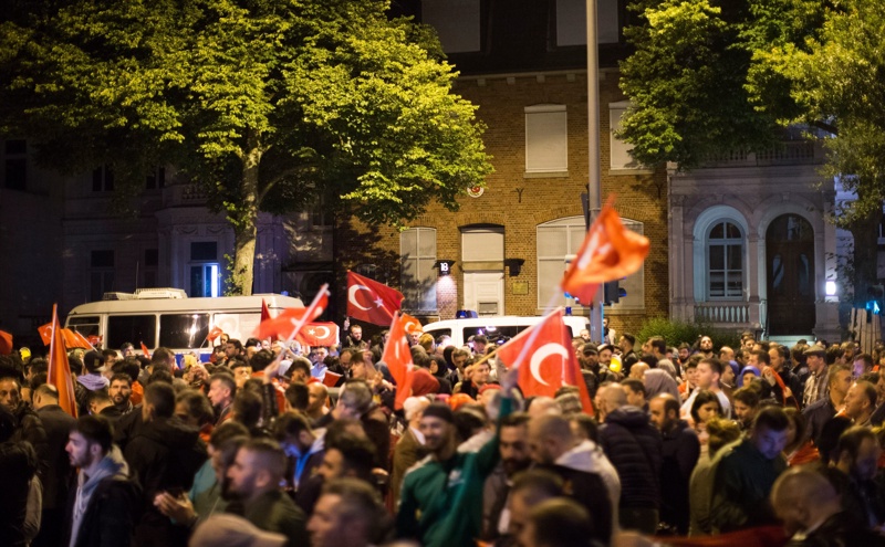 Многолюдни демонстрации на етнически турци в Европа подкрепиха Ердоган