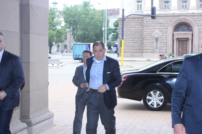 Турският посланик у нас Сюлейман Гьокче пристига в сградата на Министерски съвет