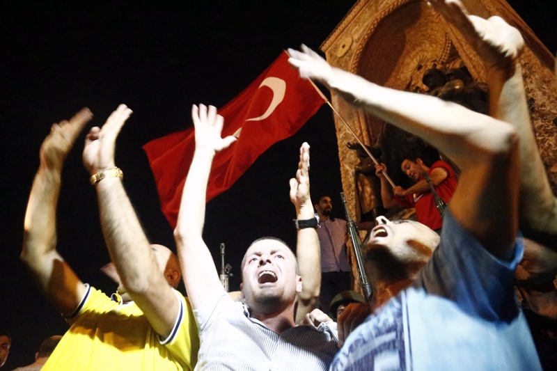 Партията на Реджеп Ердоган прочиства редиците си от пучисти
