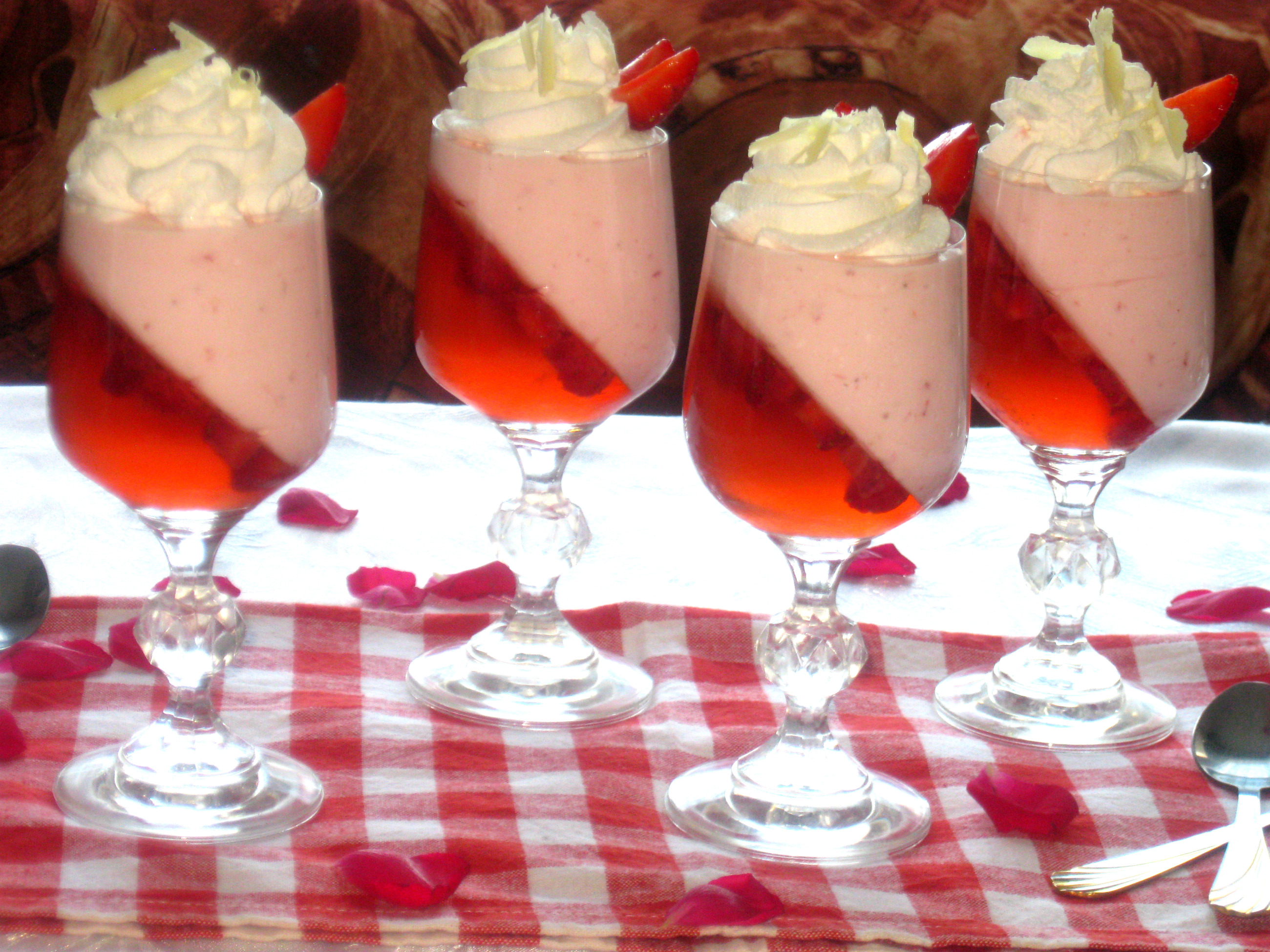 Летен десерт с ягодов мус и желирани ягоди