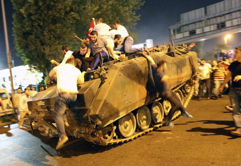 Шест дни след неуспелия преврат в Турция е въведено извънредно положение