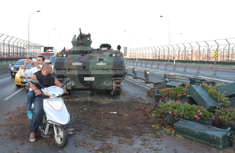 В Истанбул танковете станаха атракция след опита за преврат в Турция