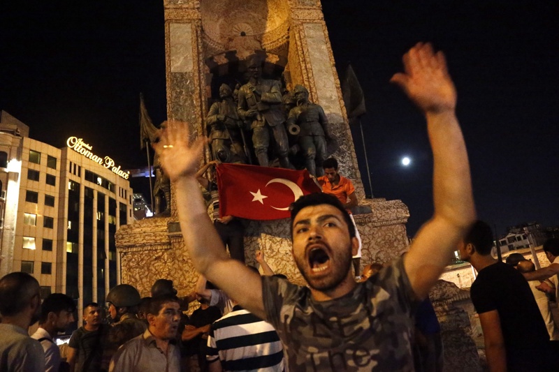 Цяла нощ стрелба по улиците на Истанбул и Анкара