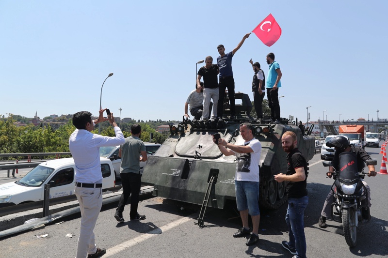 Турски граждани позират върху танк след неуспешния опит за преврат