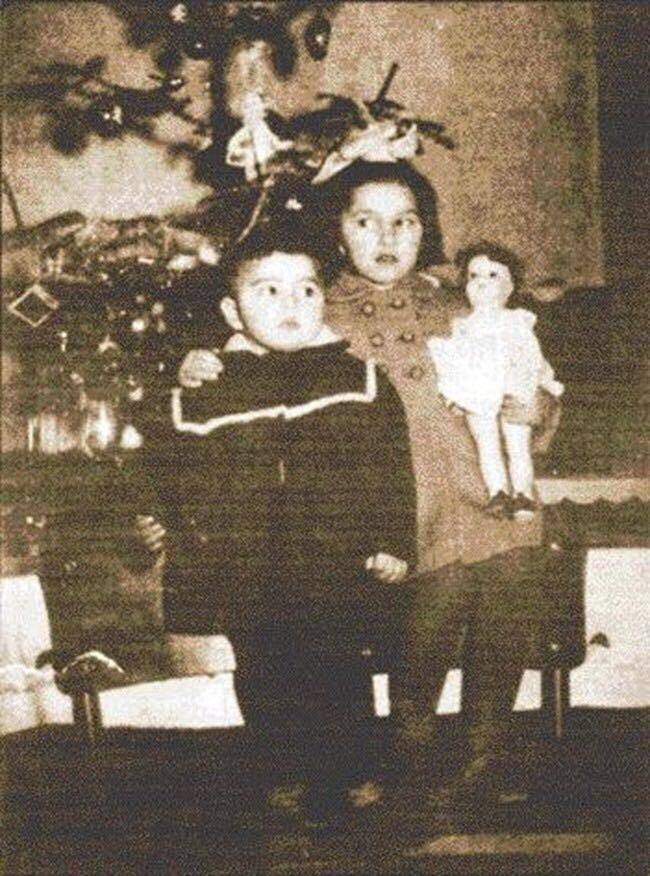 Борисов честити рождения ден на сестра си с детска снимка