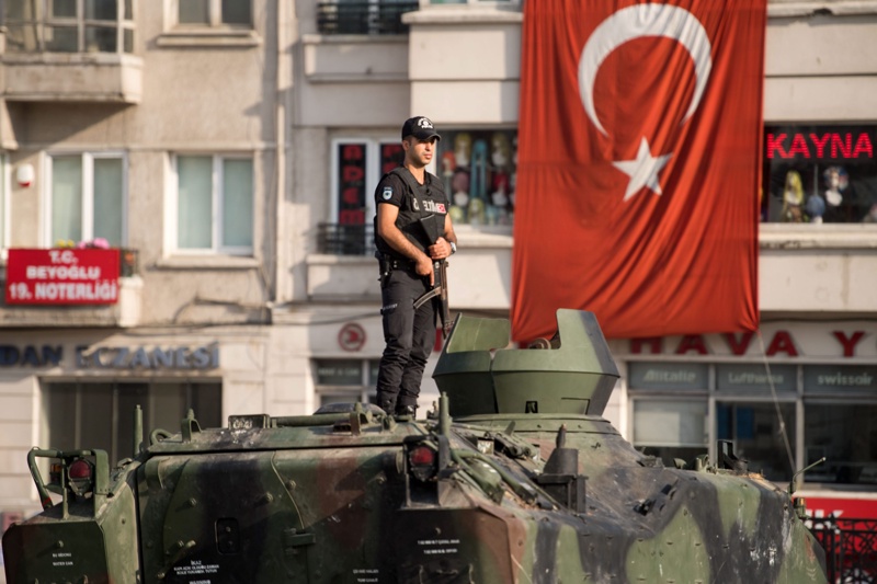 Полицай охранява танк на площад ”Таксим” в Истанбул