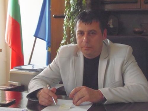 Кметът на Трън Станислав Николов плаши със съд за уронване на престижа му