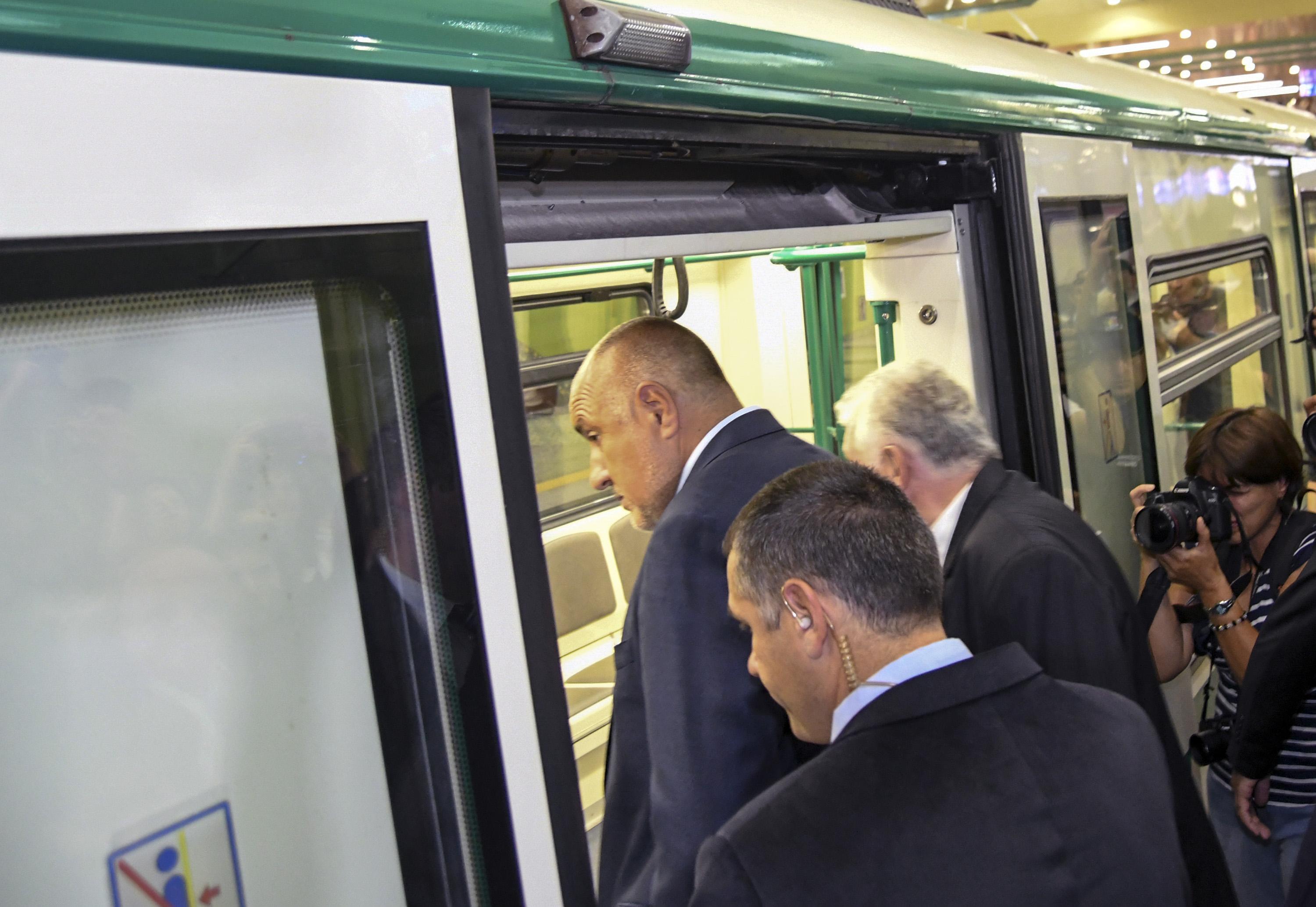Премиерът Бойко Борисов влиза в метрото