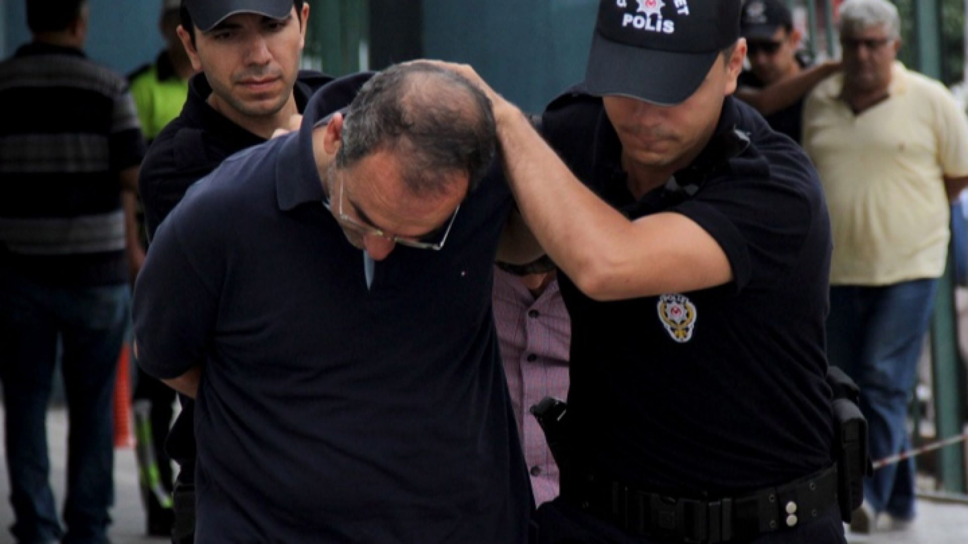 Турски съд осъди днес 74 души включително военнослужещи на доживотен