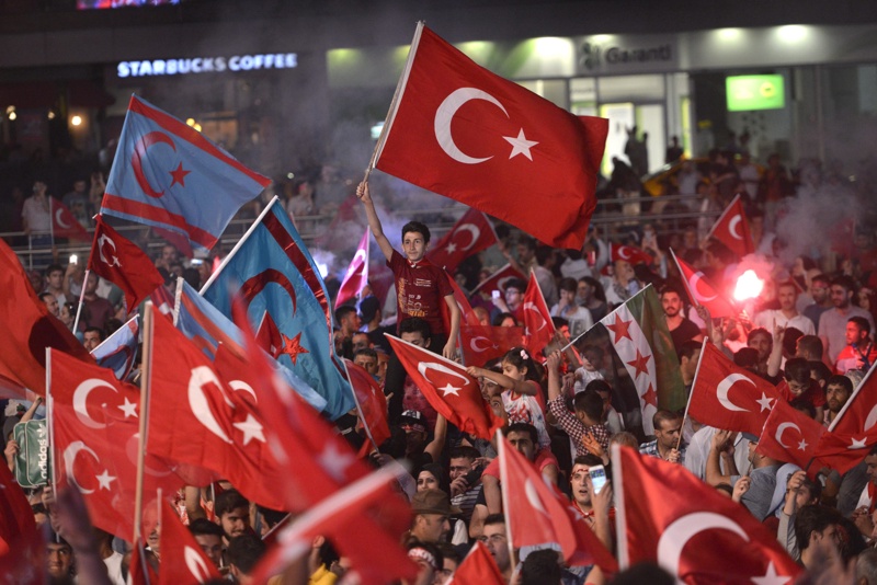 В Истанбул да се избягват площад „Таксим”, площада пред двореца Долмабахче, където се провеждат многолюдни демонстрации
