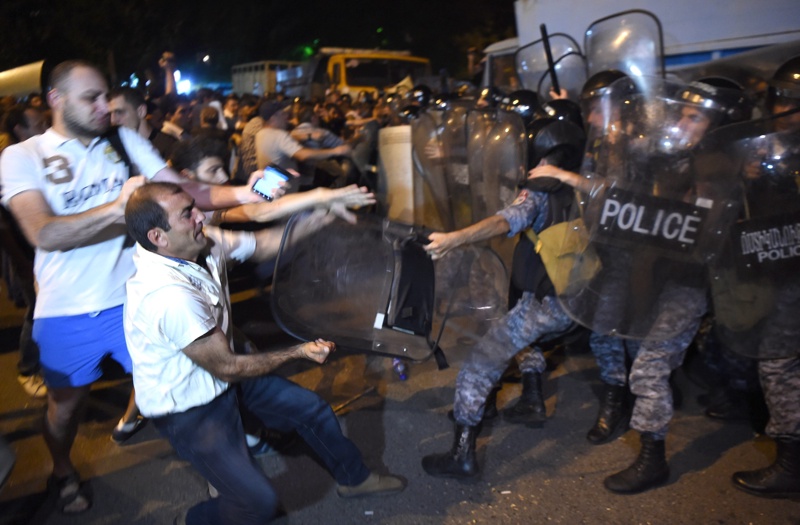 Сблъсъци между демонстранти и полиция в Ереван, Армения