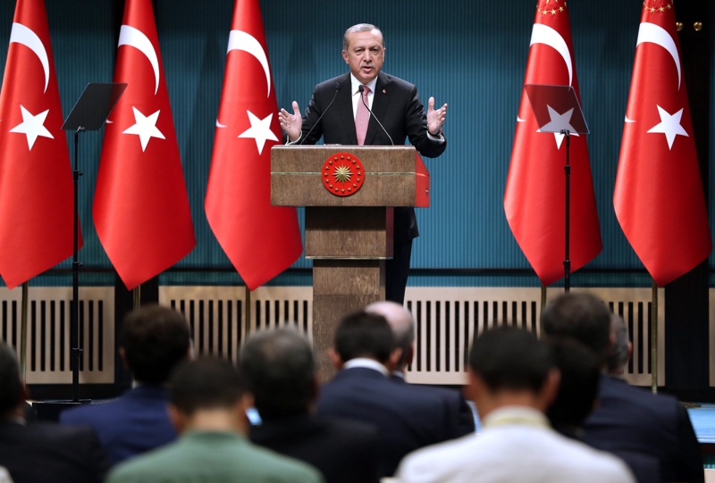 На нощна пресконференция след заседание на правителството турският президент Ердоган съобщава, че в страната ще бъде въведено из