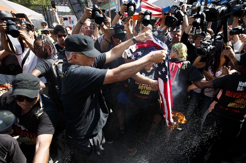 В Кливланд арестуваха демонстранти, запалили знамето на САЩ