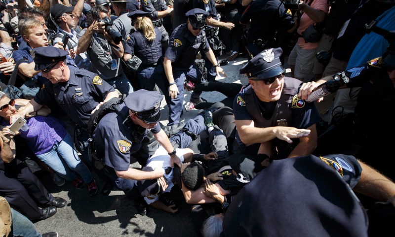 Полицията в Кливланд, Охайо, арестува протестиращи по време на конгреса на Републиканската партия, които са запалили американско
