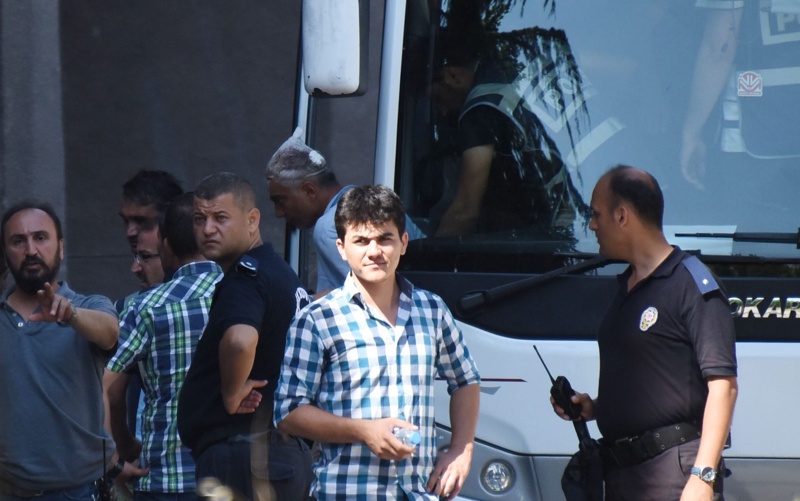 Турски полицаи конвоират войници, заподозрени за преврата, към съда в Анкара
