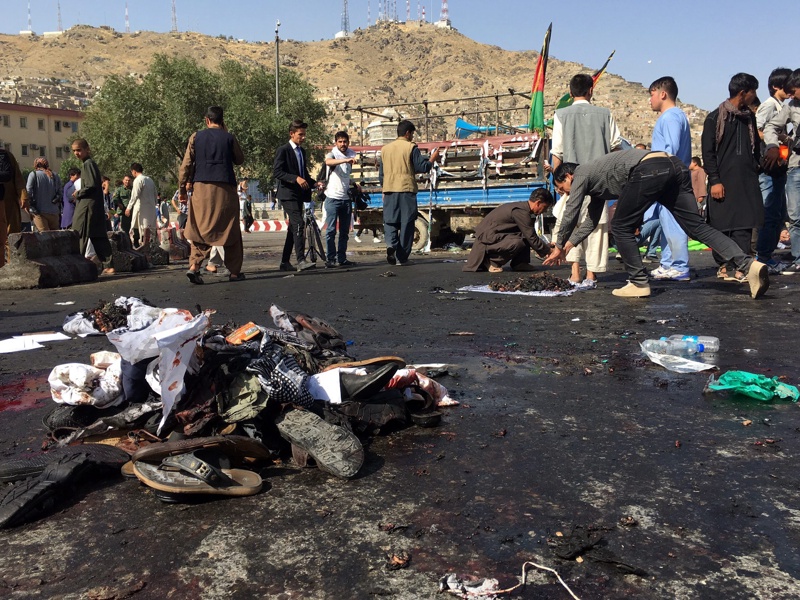 Десетки загинаха при две експлозии насред протест в Кабул