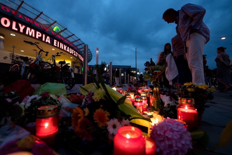 Цветя и свещи пред Олимпия мол за жертвите в Мюнхен