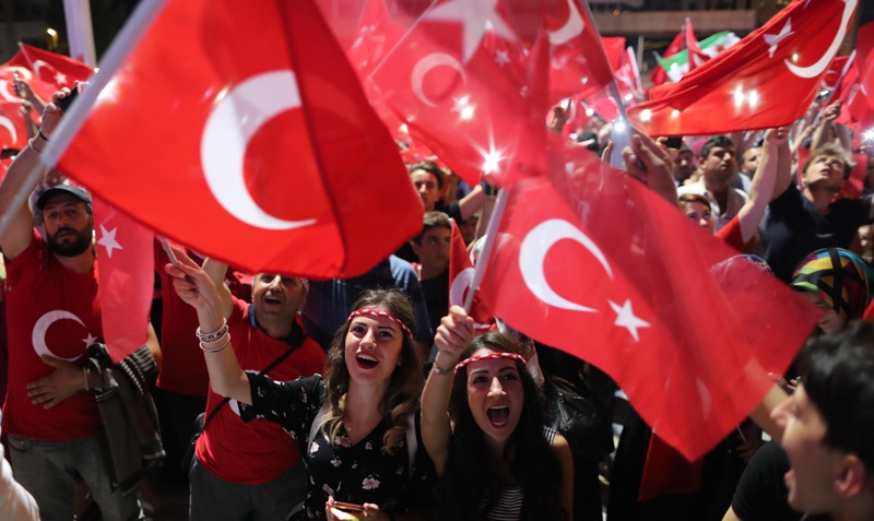На площад ”Таксим” в Истанбул се събират в подкрепа на властта