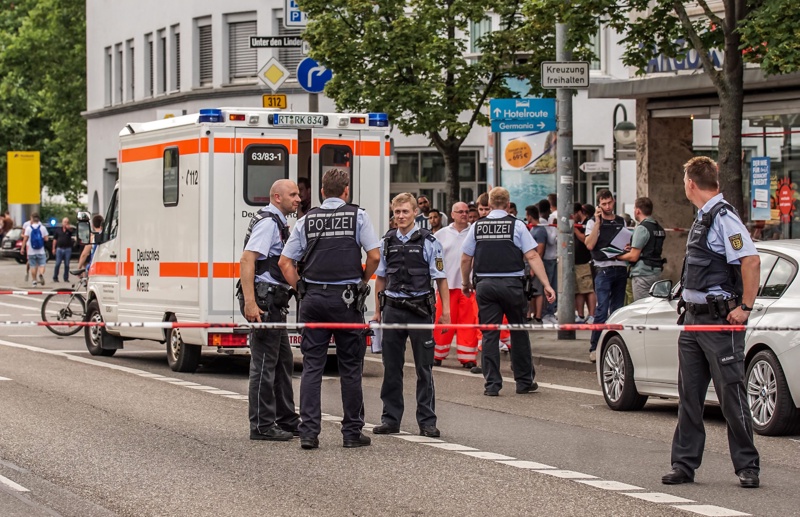 Мъж, размахващ мачете, уби жена в Германия и рани двама