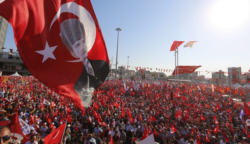 Светската Народно-републиканска партия осъди вчера опита за преврат на голям митинг в Истанбул