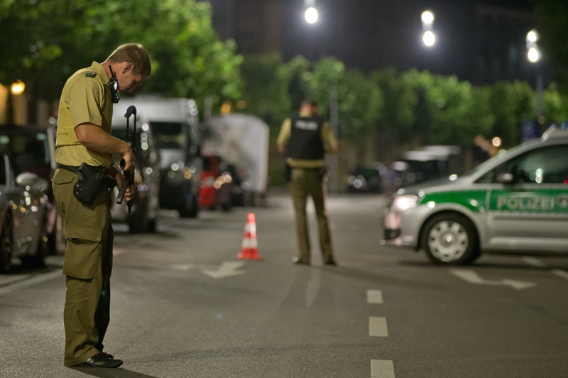 Полиция в Ансбах на мястото на взрива, в който бяха ранени 12 души, а атентаторът загина