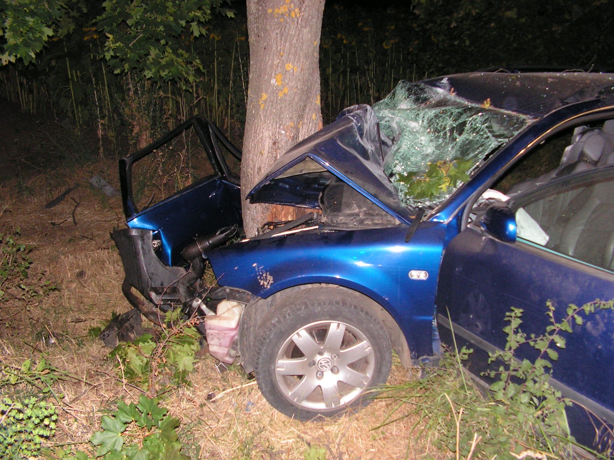 ”Фолксвагенът” от едната катастрофа се е ударил в дърво, а шофьорът е загинал на място