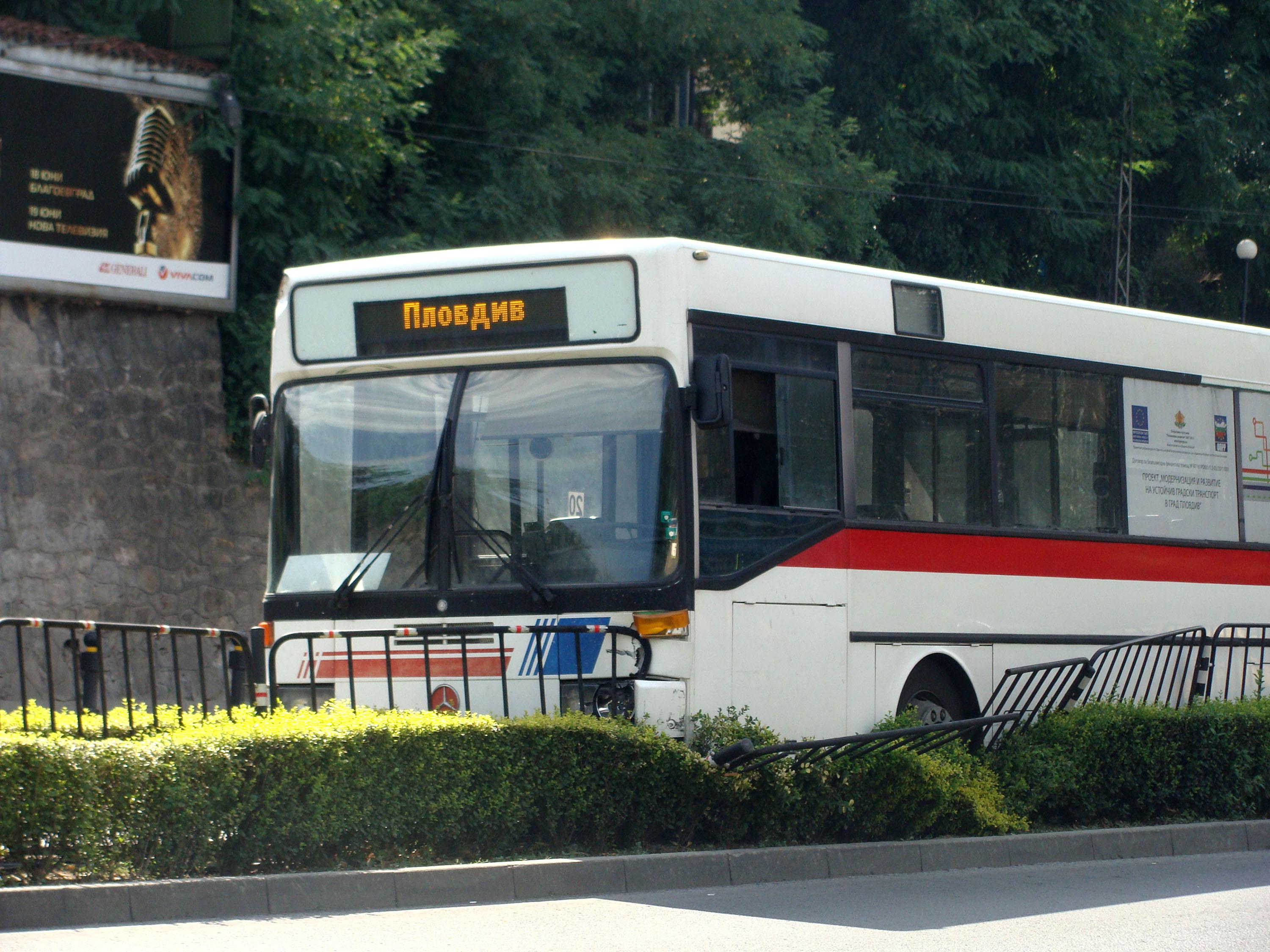 Градски автобус катастрофира в Пловдив