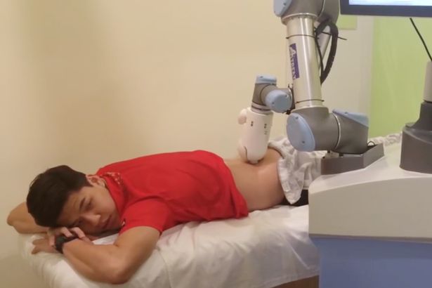 Роботът Ема прави безупречен източен масаж