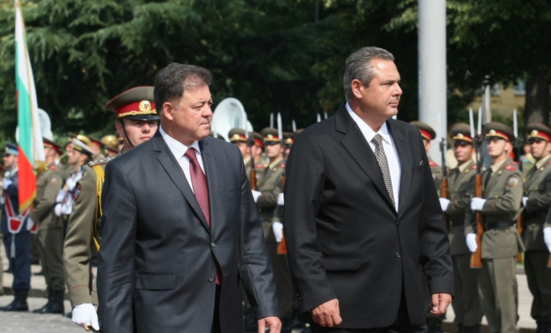 Министърът на отбраната Николай Ненчев посрещна пред паметника на Незнайния воин гръцкия си колега Панайотис Каменос