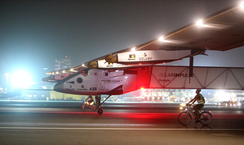 ”Слънчев импулс 2” каца на летището в Абу Даби призори на 26 юли 2016 г.