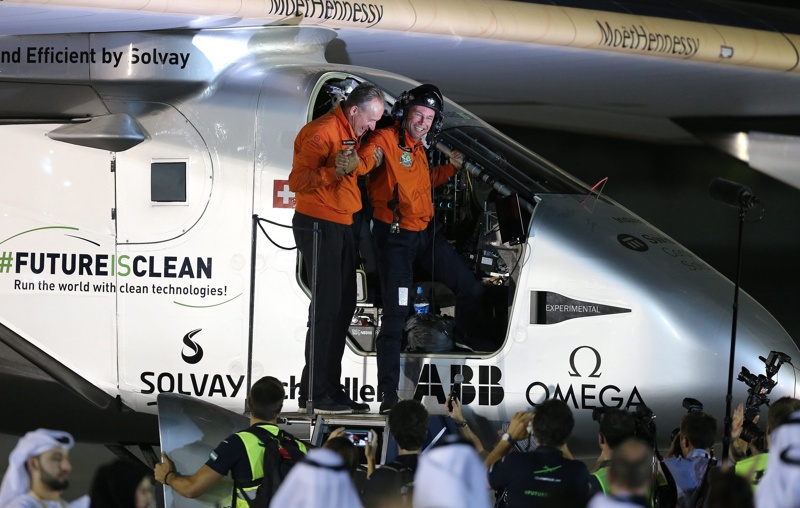 Швейцарският пилот Андре Боршберг (вляво) посреща съекипника си Бертран Пикар след кацането му в Абу Даби