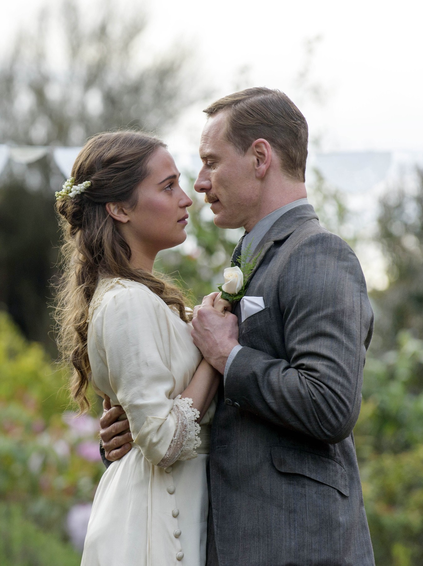 Алисия Викандер и Майкъл Фасбендер във филма ”The Light Between Oceans”