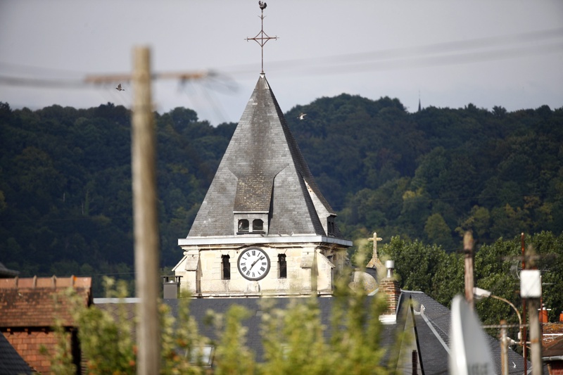 Атакуваната църква в Сент Етиен дю Рувре. Премиерът Валс смята, че целта е разпалване на религиозна война
