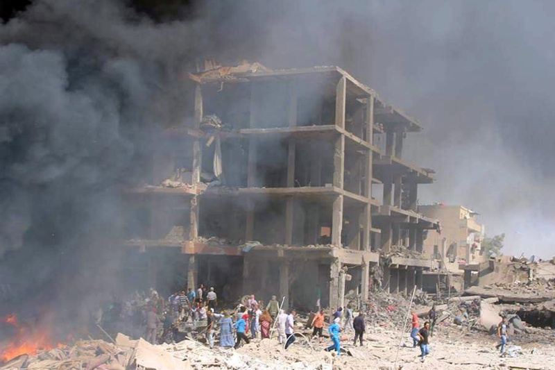 Десетки хора загинаха в ислямистки атентат с камион бомба в североизточния сирийски град Камишли на 27 юли 2016 г.