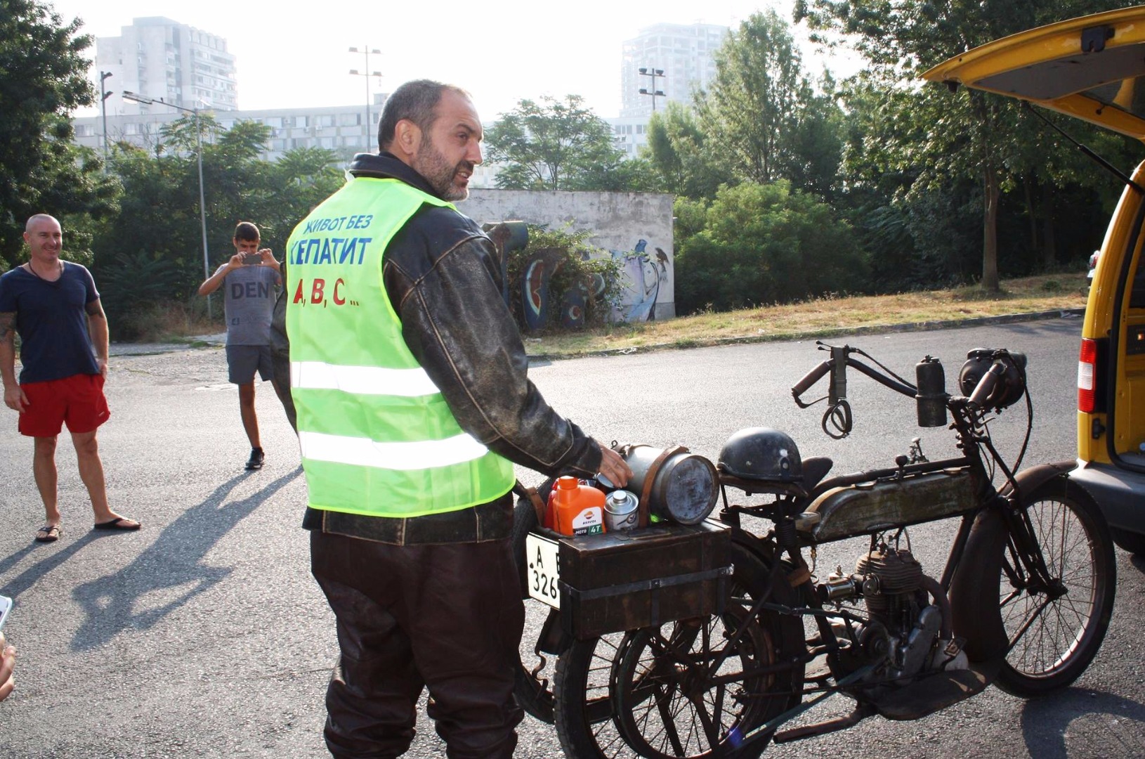 Бургазлията Васил Георгиев тръгна тази сутрин за София със стогодишен мотор