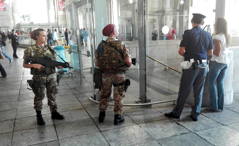25 юли т.г. - полиция охранява евакуираната жп гара в Милано, след като безопасен, но съмнителен пакет разтревожи хората