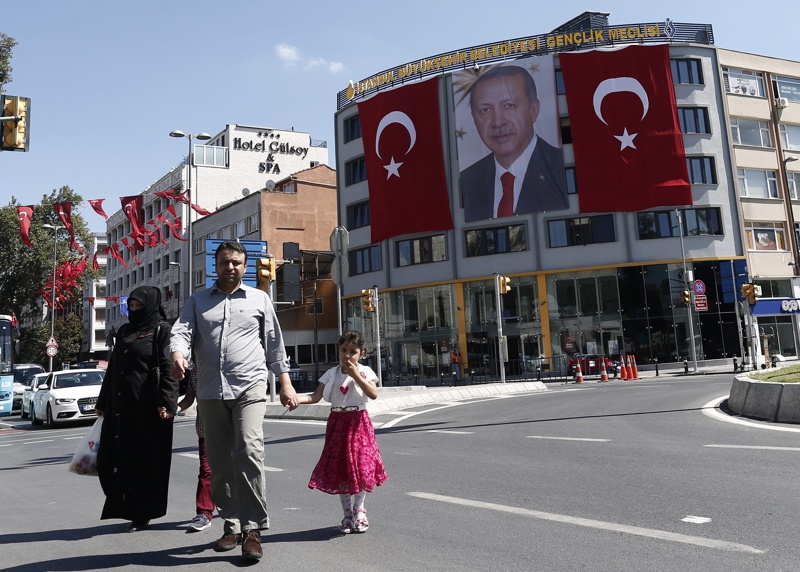 Полицията в Турция атакува и офиси на фирми