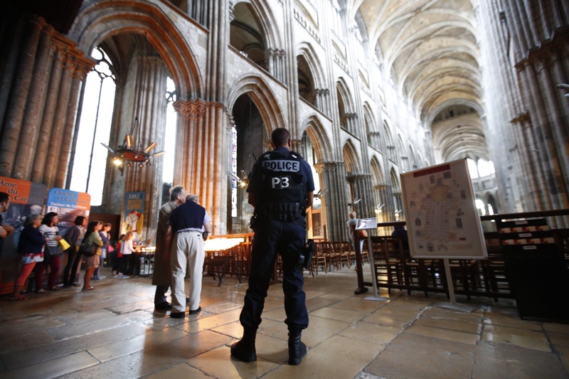 Полицай охранява черквата ”Сент Етиен”, в която бе убит католически свещеник