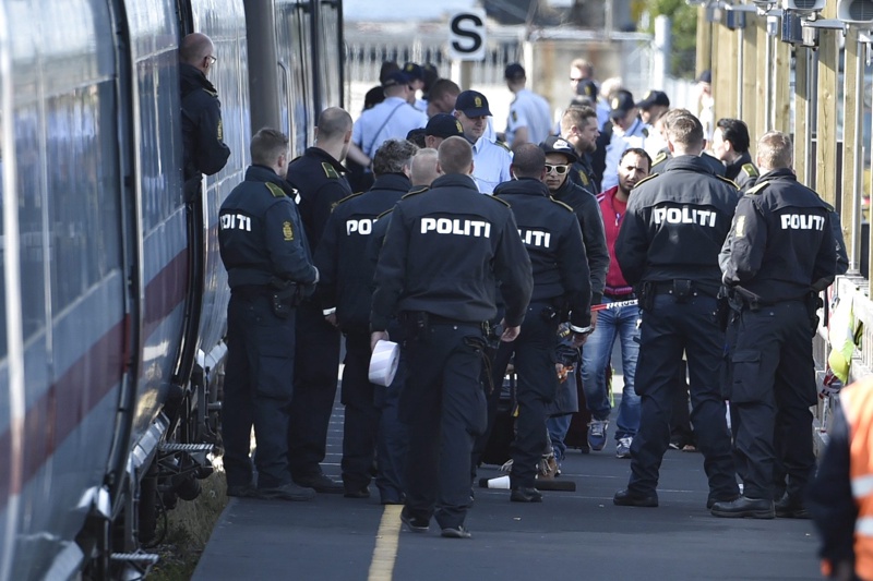 В разгара на мигрантската вълна от миналата есен датската полиция охранява влак с мигранти