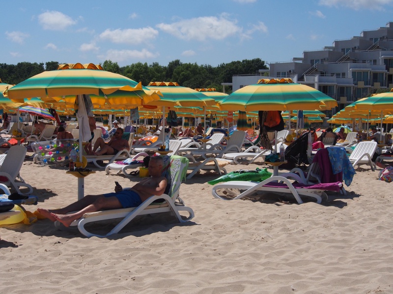 Проверяваме цените на плажните чадъри в нета