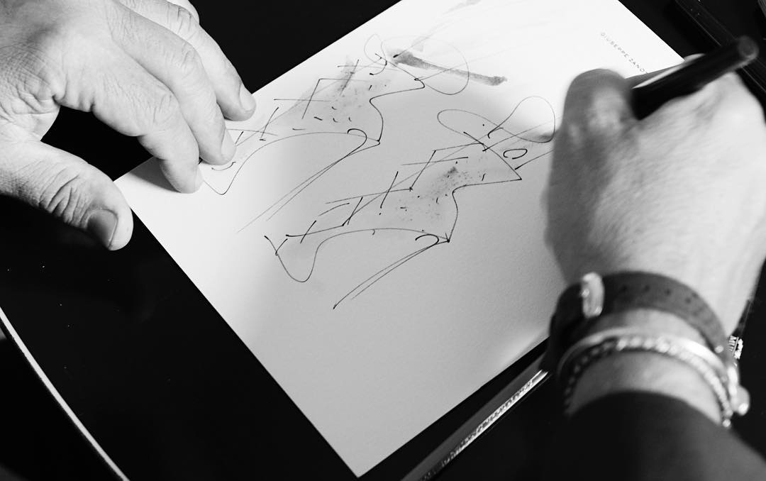 Джузепе Заноти прави скица за колекцията си с Дженифър Лопес