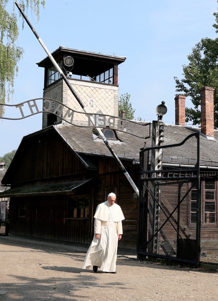 Папа Франциск премина бавно под емблематичната врата на лагера